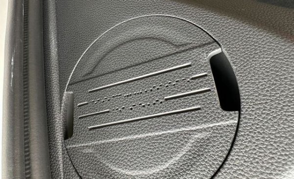 Tacoma не е пълен с &bdquo;великденски яйца&ldquo; като други марки, но Toyota прави една малка изненада отстрани на таблото. Кръглата тапицерия включва морзова азбука, която гласи &bdquo;Аксесоари готови&ldquo; - препратка към многобройните фабрични екстри, които Toyota планира да предложи на новите купувачи на Tacoma. Кодираното съобщение се вижда само когато вратата е отворена.